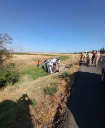 diyarbakirda-minibus-yol-kenarina-devrildi-1-kisi-yaralandi-D8lmrES4.jpg
