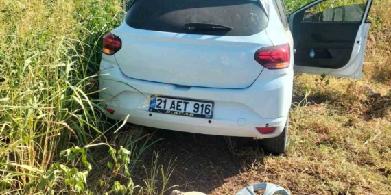 Diyarbakır'da Otomobil Tarlaya Girdi: 5 Yaralı Olayı Diyarbakır’da Otomobil Tarlaya Girdi: 5 Yaralı Olayı