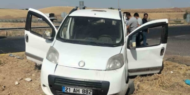 diyarbakirda-ticari-arac-ile-otomobil-carpisti-5-kisi-yaralandi-1bWbLBma.jpg