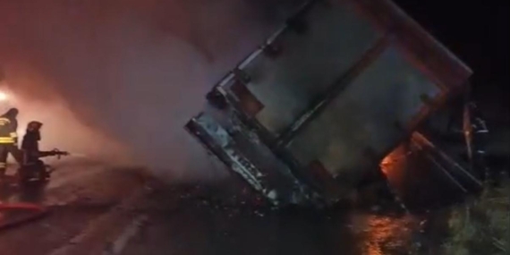 Diyarbakır'da Tır Yangını: Sürücü Yaralandı Diyarbakır’da Tır Yangını: Sürücü Yaralandı