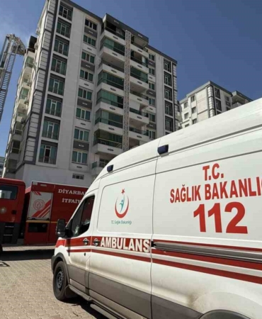 diyarbakirdaki-yangin-kontrol-altina-alindi-3-itfaiye-eri-dumandan-etkilendi-VMIxPPJs.jpg