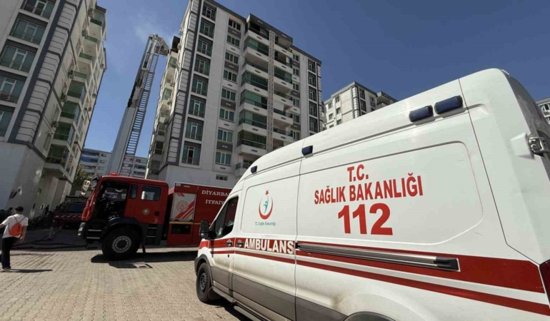 diyarbakirdaki-yangin-kontrol-altina-alindi-3-itfaiye-eri-dumandan-etkilendi-VMIxPPJs.jpg