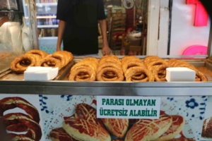 diyarbakirin-ornek-esnafi-6-yildir-ihtiyac-sahiplerine-ucretsiz-simit-ve-su-dagitan-kahraman-tezgah-A1183ieY.jpg