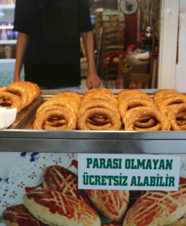diyarbakirin-ornek-esnafi-6-yildir-ihtiyac-sahiplerine-ucretsiz-simit-ve-su-dagitan-kahraman-tezgah-A1183ieY.jpg