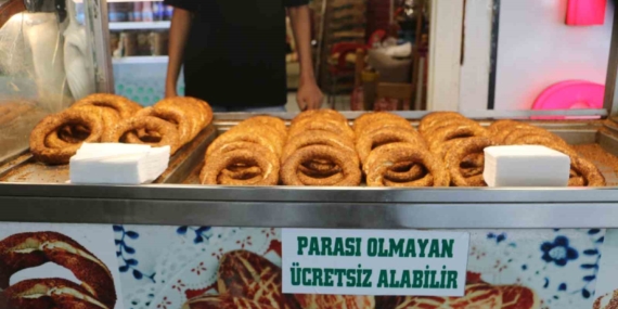 Diyarbakır'ın Örnek Esnafı: 6 Yıldır İhtiyaç Sahiplerine Ücretsiz Simit ve Su Dağıtan Kahraman Tezgah Diyarbakır’ın Örnek Esnafı: 6 Yıldır İhtiyaç Sahiplerine Ücretsiz Simit ve Su Dağıtan Kahraman Tezgah