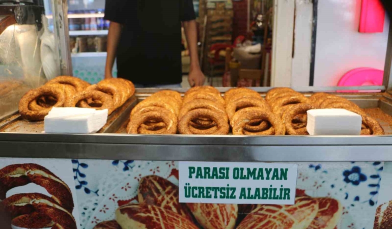 diyarbakirin-ornek-esnafi-6-yildir-ihtiyac-sahiplerine-ucretsiz-simit-ve-su-dagitan-kahraman-tezgah-A1183ieY.jpg