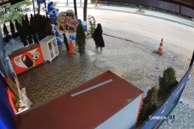 dukkanin-onundeki-cicegi-alip-kacarken-kameralara-yansidi-shOGYRNz.jpg