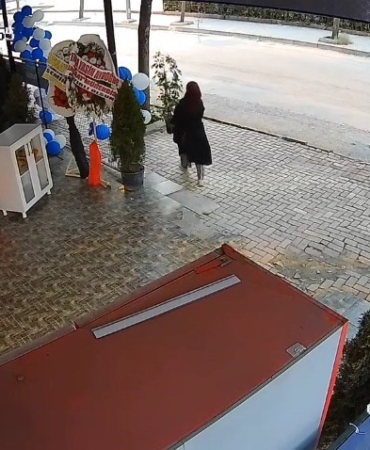 dukkanin-onundeki-cicegi-alip-kacarken-kameralara-yansidi-shOGYRNz.jpg