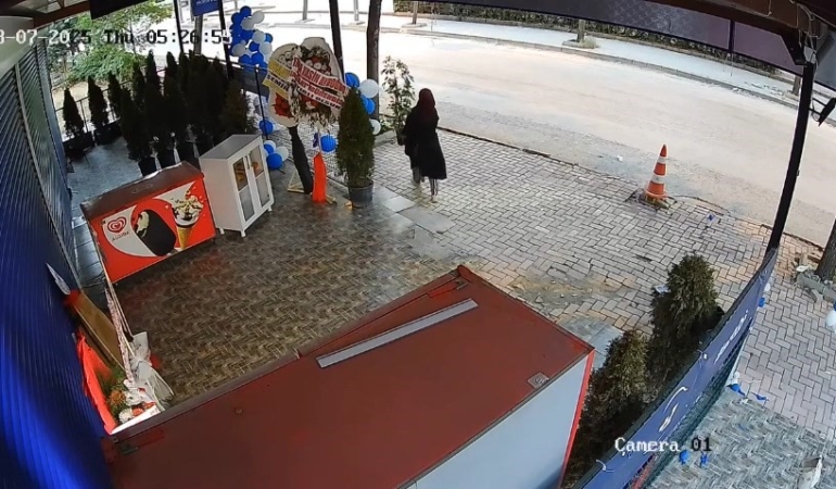 dukkanin-onundeki-cicegi-alip-kacarken-kameralara-yansidi-shOGYRNz.jpg