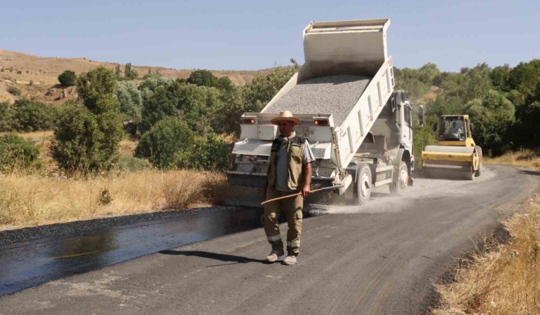 elazig-koylerinde-asfaltlama-calismalari-tum-hiziyla-devam-ediyor-BKd33SaW.jpg
