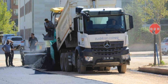 Elazığ’da Asfalt Seferberliği: Yenilikçi Çözümler ve Hızla Devam Eden Çalışmalar Elazığ’da Asfalt Seferberliği: Yenilikçi Çözümler ve Hızla Devam Eden Çalışmalar