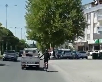 Elazığ'da Bisikletle Tehlikeli Bir Yolculuk Elazığ’da Bisikletle Tehlikeli Bir Yolculuk