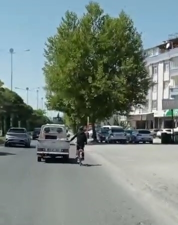 elazigda-bisikletle-tehlikeli-bir-yolculuk-dtTWxRZz.jpg