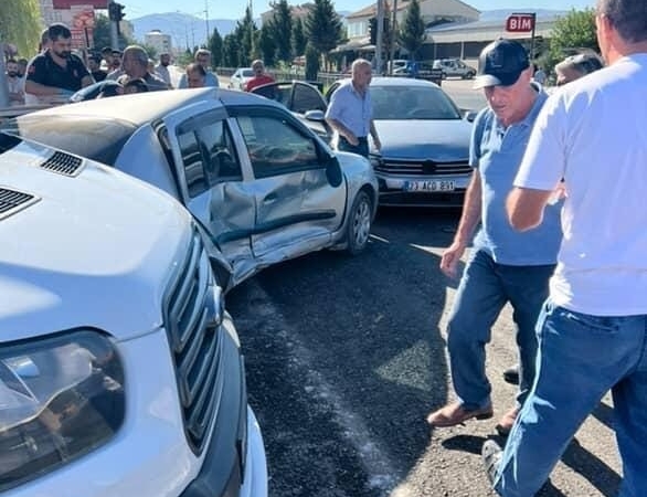 elazigda-feci-zincirleme-trafik-kazasi-1-kisi-yaralandi-5XcfRhjA.jpg