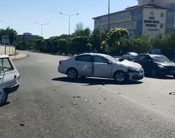 Elazığ'da Feci Zincirleme Trafik Kazası: 1 Kişi Yaralandı Elazığ’da Feci Zincirleme Trafik Kazası: 1 Kişi Yaralandı