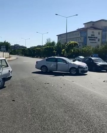 elazigda-feci-zincirleme-trafik-kazasi-1-kisi-yaralandi-z4GCH78b.jpg
