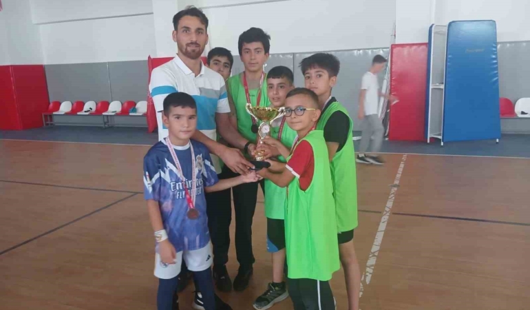 elazigda-futsal-turnuvasi-coskuyla-tamamlandi-KiWURKVV.jpg