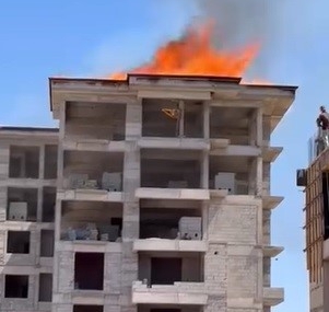 Elazığ'da İnşaatta Meydana Gelen Büyüleyici Yangın Olayı Elazığ’da İnşaatta Meydana Gelen Büyüleyici Yangın Olayı