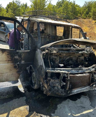 elazigda-minibus-alev-alev-yandi-tum-arac-kul-oldu-C6u7hZmh.jpg