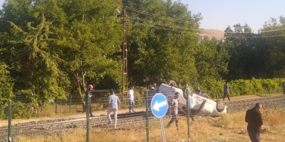 Elazığ'da Otomobil Takla Attı: 1 Kişi Yaralandı Elazığ’da Otomobil Takla Attı: 1 Kişi Yaralandı