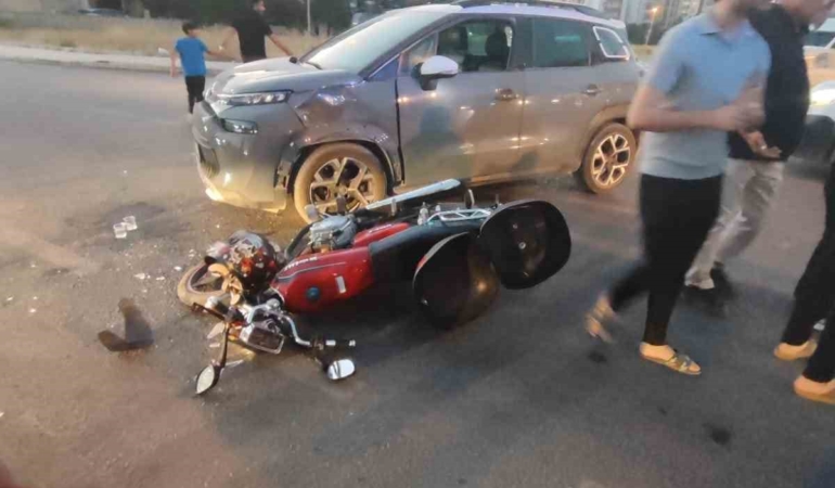 elazigda-otomobil-ve-motosiklet-carpisti-1-kisi-yaralandi-T1mXt9tR.jpg