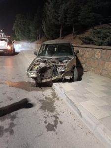 elazigda-otomobilin-duvara-carpmasi-sonucu-1-kisi-yaralandi-J5hTbhfO.jpg