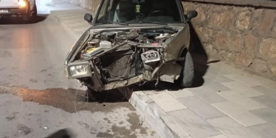 Elazığ'da Otomobilin Duvara Çarpması Sonucu 1 Kişi Yaralandı Elazığ’da Otomobilin Duvara Çarpması Sonucu 1 Kişi Yaralandı