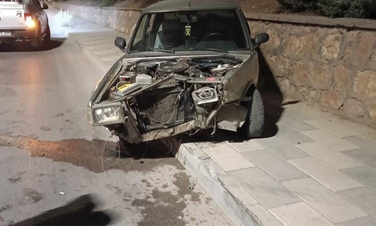 elazigda-otomobilin-duvara-carpmasi-sonucu-1-kisi-yaralandi-J5hTbhfO.jpg