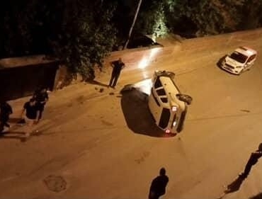 elazigda-park-halindeki-araclara-carpan-otomobil-devrildi-1-kisi-yaralandi-yreXnGrM.jpg