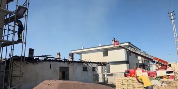 Elazığ'da Yangın: Çatı Alev Alev! Elazığ’da Yangın: Çatı Alev Alev!