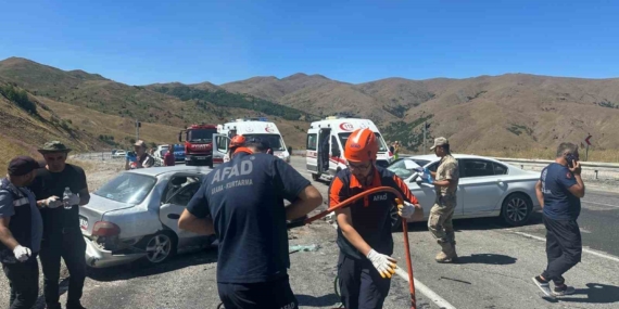 Erzincan'da Feci Kaza: 3 Hayatını Kaybetti, 6 Kişi Yaralandı Erzincan’da Feci Kaza: 3 Hayatını Kaybetti, 6 Kişi Yaralandı