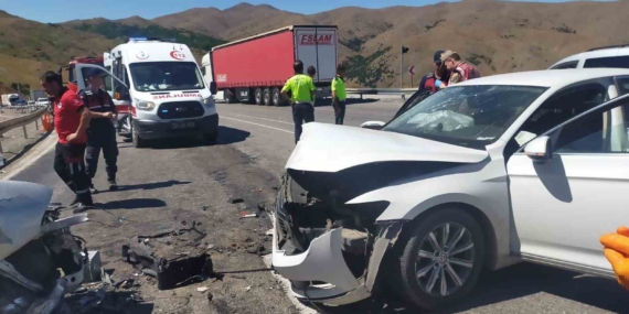 Erzincan'da İki Otomobilin Çarpışması: 3 Kişi Hayatını Kaybetti, 6 Kişi Yaralandı Erzincan’da İki Otomobilin Çarpışması: 3 Kişi Hayatını Kaybetti, 6 Kişi Yaralandı
