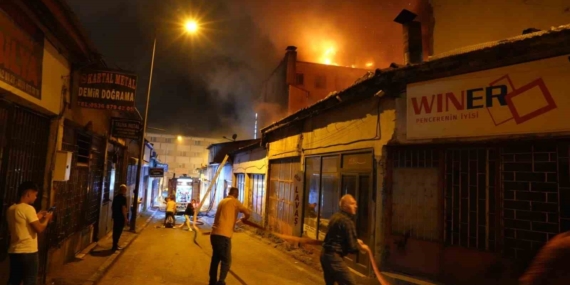 Erzurum'da Yangın Faciası: İş Yerleri ve Binalar Küller İçinde Kaldı Erzurum’da Yangın Faciası: İş Yerleri ve Binalar Küller İçinde Kaldı