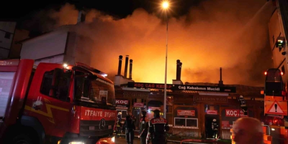 Erzurum'daki Çağ Kebabı Dükkanında Yangın: Evlere ve Otele Sıçradı Erzurum’daki Çağ Kebabı Dükkanında Yangın: Evlere ve Otele Sıçradı