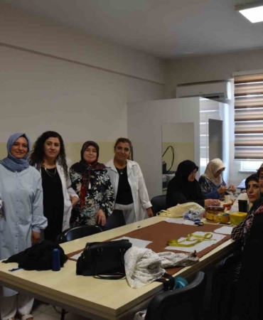 gaziantepli-kadinlarin-tasarladigi-kiyafetlerle-moda-ruzgari-Taxht3Pk.jpg