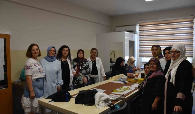 gaziantepli-kadinlarin-tasarladigi-kiyafetlerle-moda-ruzgari-Taxht3Pk.jpg