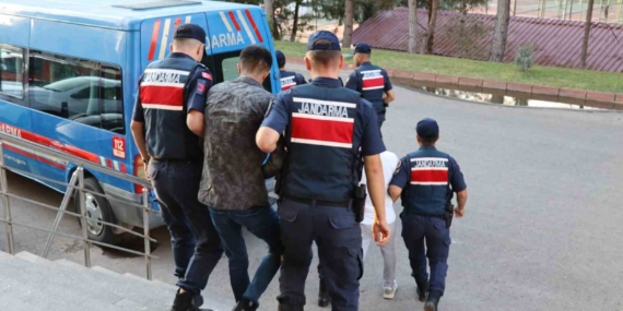 Gaziantep'te 4 Göçmen Kaçakçısı Operasyonuyla Ele Geçirildi Gaziantep’te 4 Göçmen Kaçakçısı Operasyonuyla Ele Geçirildi