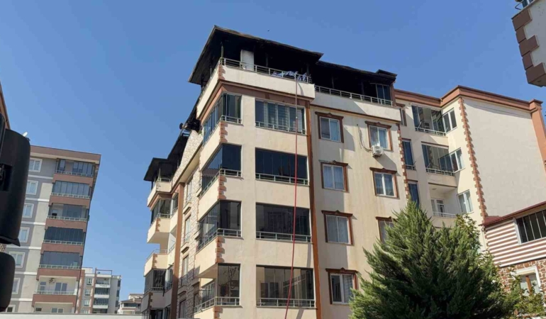 gaziantepte-4-katli-binanin-catisinda-yangin-cikti-VXvMzBAm.jpg