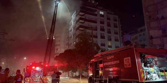 Gaziantep'te 7 Katlı Bina Yangını: Paniğe Neden Olan Olay Gaziantep’te 7 Katlı Bina Yangını: Paniğe Neden Olan Olay