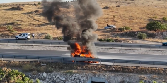 Gaziantep'te Dronla Kaydedilen Otomobil Yangını: Seyir Halindeki Araç Alev Topuna Dönüştü Gaziantep’te Dronla Kaydedilen Otomobil Yangını: Seyir Halindeki Araç Alev Topuna Dönüştü