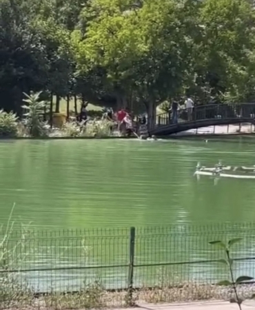 goletli-parkta-korku-dolu-anlar-suya-dusen-cocuk-vatandaslarin-kahramanligiyla-kurtarildi-FaRjGvpu.jpg