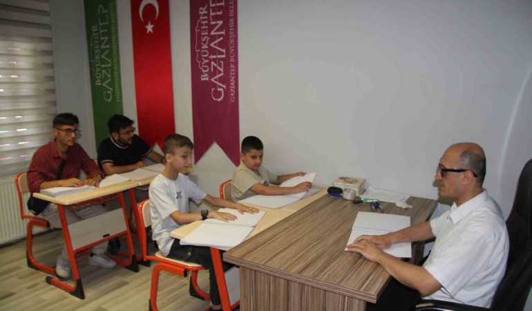 gorme-engellilerin-parmak-uclariyla-kuran-i-kerim-ogrenme-deneyimi-IEx4FD3C.jpg