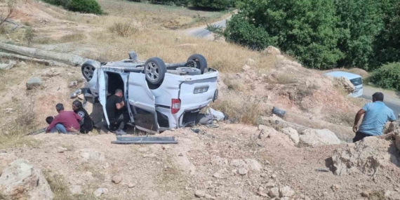 Hafif Ticari Araç Şarampole Devrildi: 2'si Ağır 5 Yaralı Hafif Ticari Araç Şarampole Devrildi: 2’si Ağır 5 Yaralı