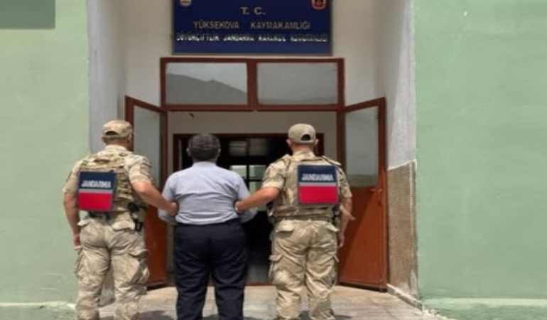 hakkaride-8-yil-9-ay-kesinlesmis-hapis-cezasi-olan-sahis-ele-gecirildi-2LmsdUWI.jpg
