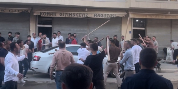 Hakkari'de Taş ve Sopalarla Yaşanan Kavga: 3 Kişi Yaralandı Hakkari’de Taş ve Sopalarla Yaşanan Kavga: 3 Kişi Yaralandı