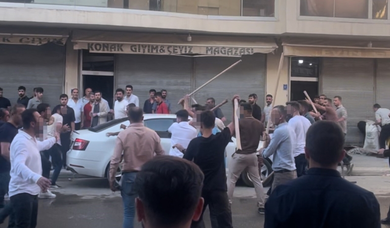hakkaride-tas-ve-sopalarla-yasanan-kavga-3-kisi-yaralandi-qVFlWBOK.jpg