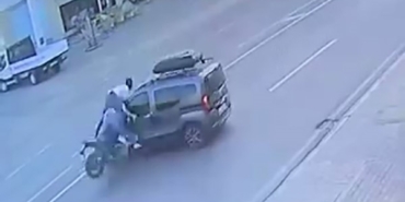 havada-uc-takla-atan-motosiklet-yolcusu-o-anlar-kamerada-7TwWxIs9.jpg