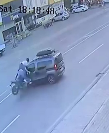 havada-uc-takla-atan-motosiklet-yolcusu-o-anlar-kamerada-7TwWxIs9.jpg