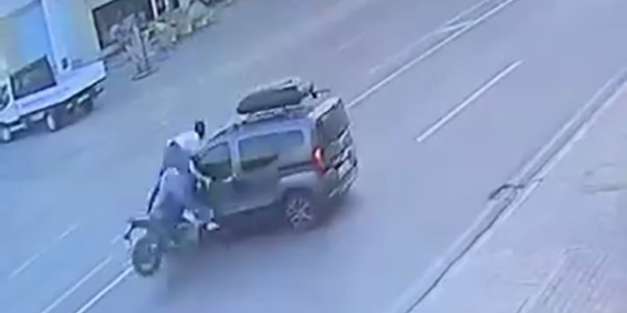 Havada Üç Takla Atan Motosiklet Yolcusu: O Anlar Kamerada Havada Üç Takla Atan Motosiklet Yolcusu: O Anlar Kamerada
