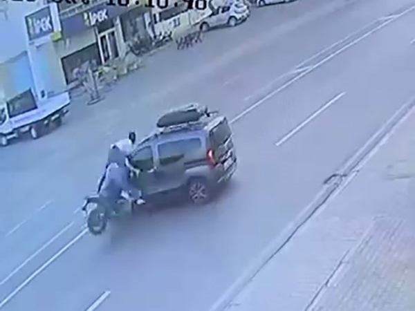 havada-uc-takla-atan-motosiklet-yolcusu-o-anlar-kamerada-7TwWxIs9.jpg